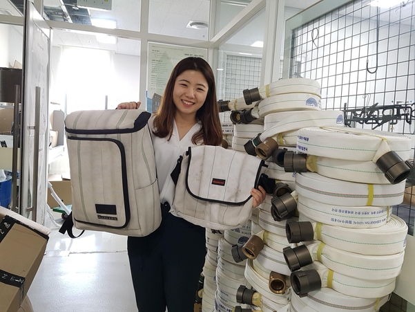 소방호스를 활용한 가방 새활용 사례